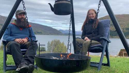 Ekteparet Espen og Marianne nyter utsikten på idylliske Oldereid 