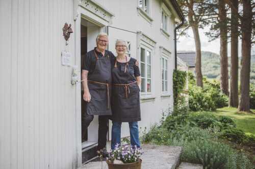 Hanna og Eivind Tidslevold utenfor Urtehagen
