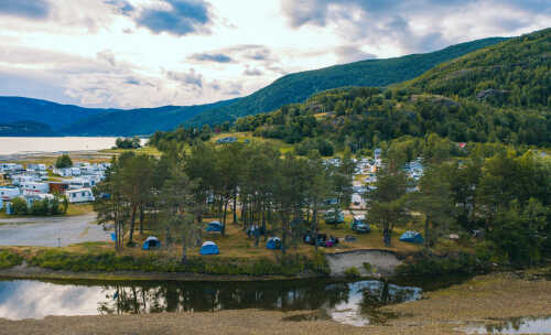 Oversiktsbilde over Misvær camping med elv i forkant
